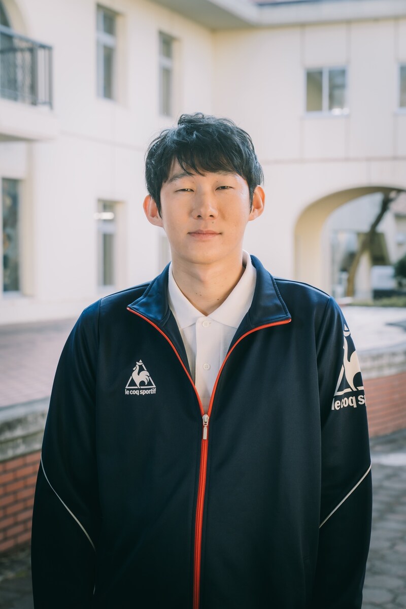 「霧尾ファンクラブ」に教師役でゲスト出演するロングコートダディ堂前