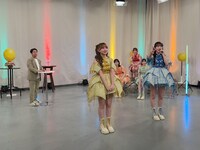 歌詞アレンジした「うぇるかむとぅ～ざ♡ふるっぱー！」を聴くウエストランド井口（左）