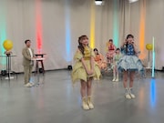 歌詞アレンジした「うぇるかむとぅ~ざ♡ふるっぱー!」を聴くウエストランド井口(左)