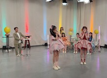 歌詞アレンジした「うぇるかむとぅ～ざ♡ふるっぱー！」を聴くウエストランド井口（左）