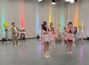 歌詞アレンジした「うぇるかむとぅ~ざ♡ふるっぱー!」を聴くウエストランド井口(左)