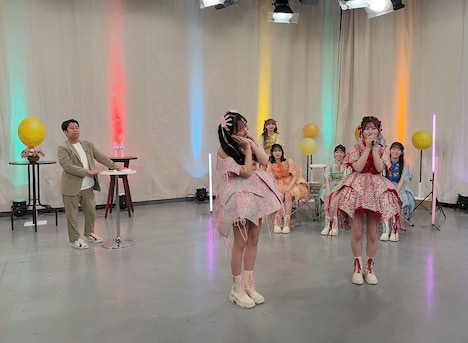 歌詞アレンジした「うぇるかむとぅ~ざ♡ふるっぱー!」を聴くウエストランド井口(左)