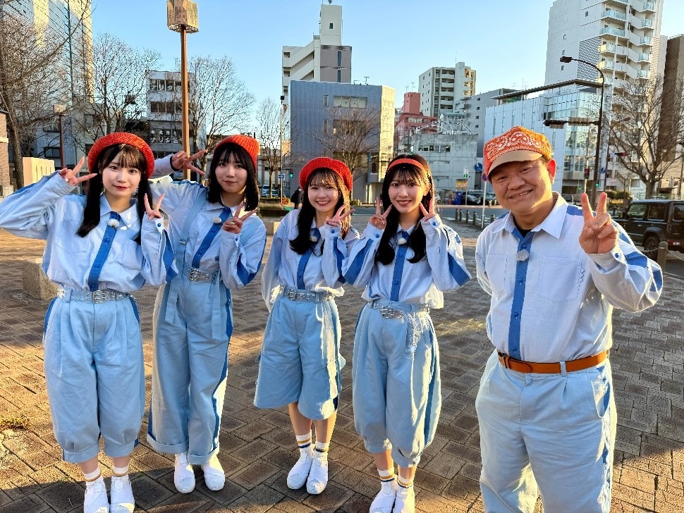 「SKE48 真夜中のウナギたち」に出演するチャンス大城とSKE48メンバー