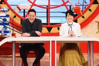 左から東野幸治、中島めぐみアナウンサー