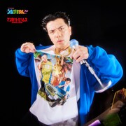 「マユリカのうなげろりん!!」と「マンガート ビームス」コラボによるロングスリーブTシャツを着るマユリカ阪本