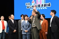 エバース（中央）ら