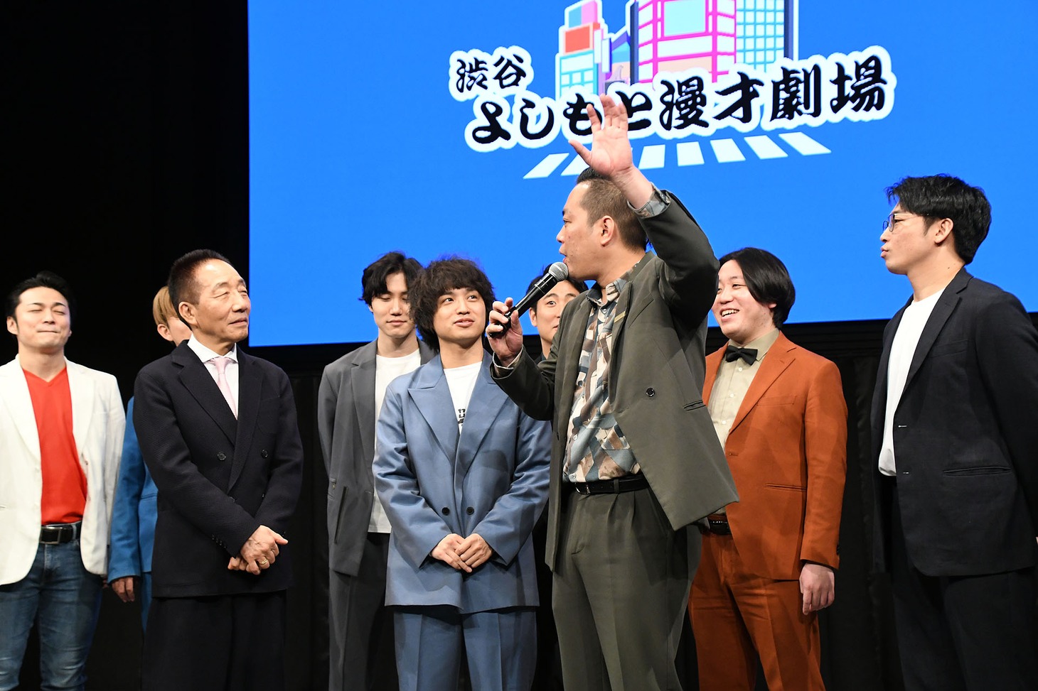 エバース（中央）ら