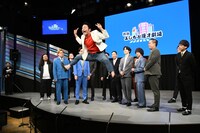 ジャンプする山口コンボイ