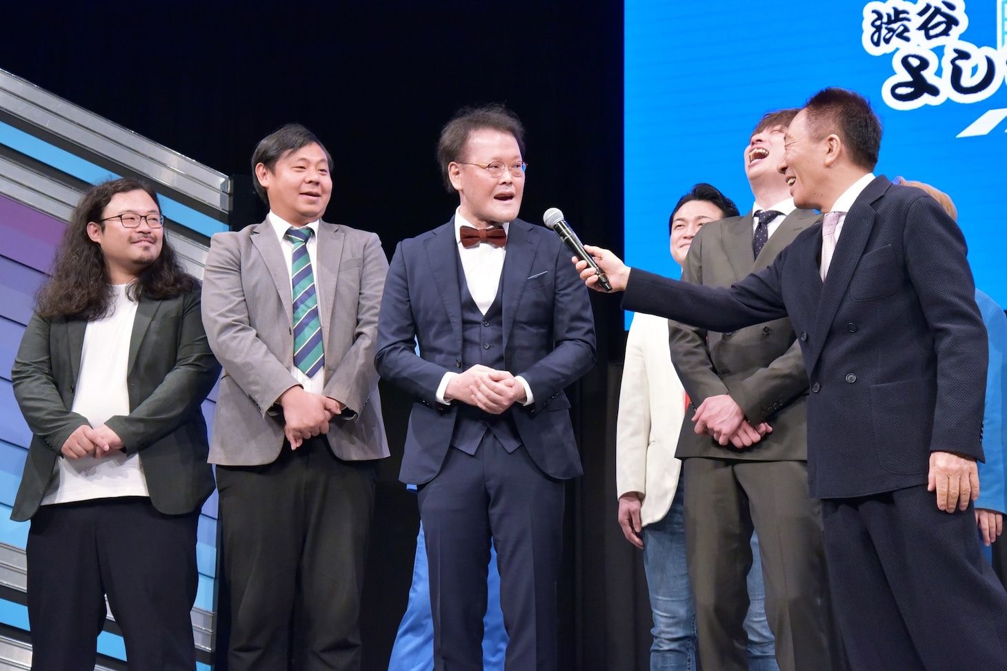 中田カウスがアインシュタインに話を聞くワンシーン