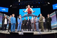 渋谷よしもと漫才劇場のオープニングを記念してジャンプするケビンス・山口コンボイ