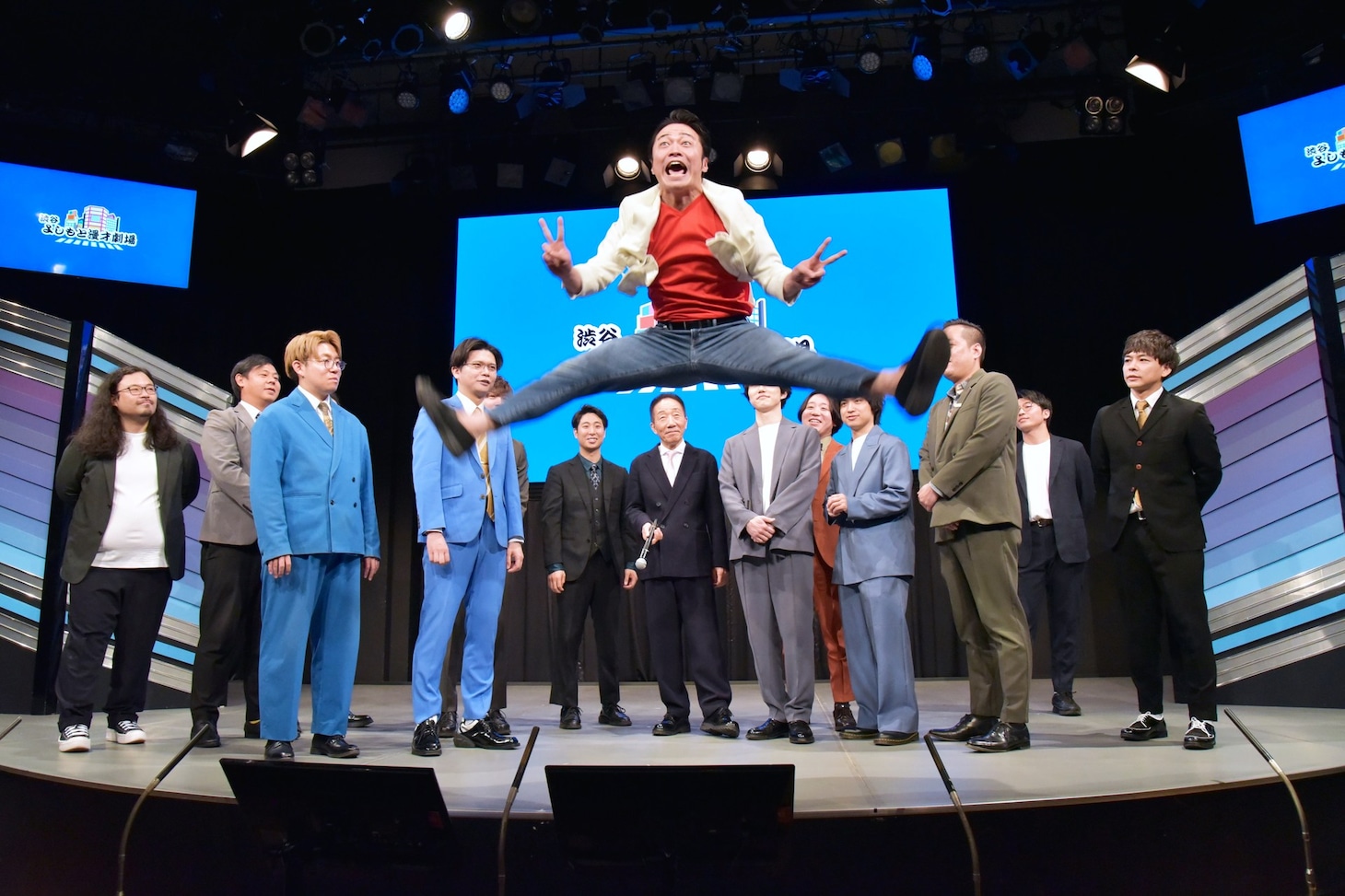 渋谷よしもと漫才劇場のオープニングを記念してジャンプするケビンス・山口コンボイ