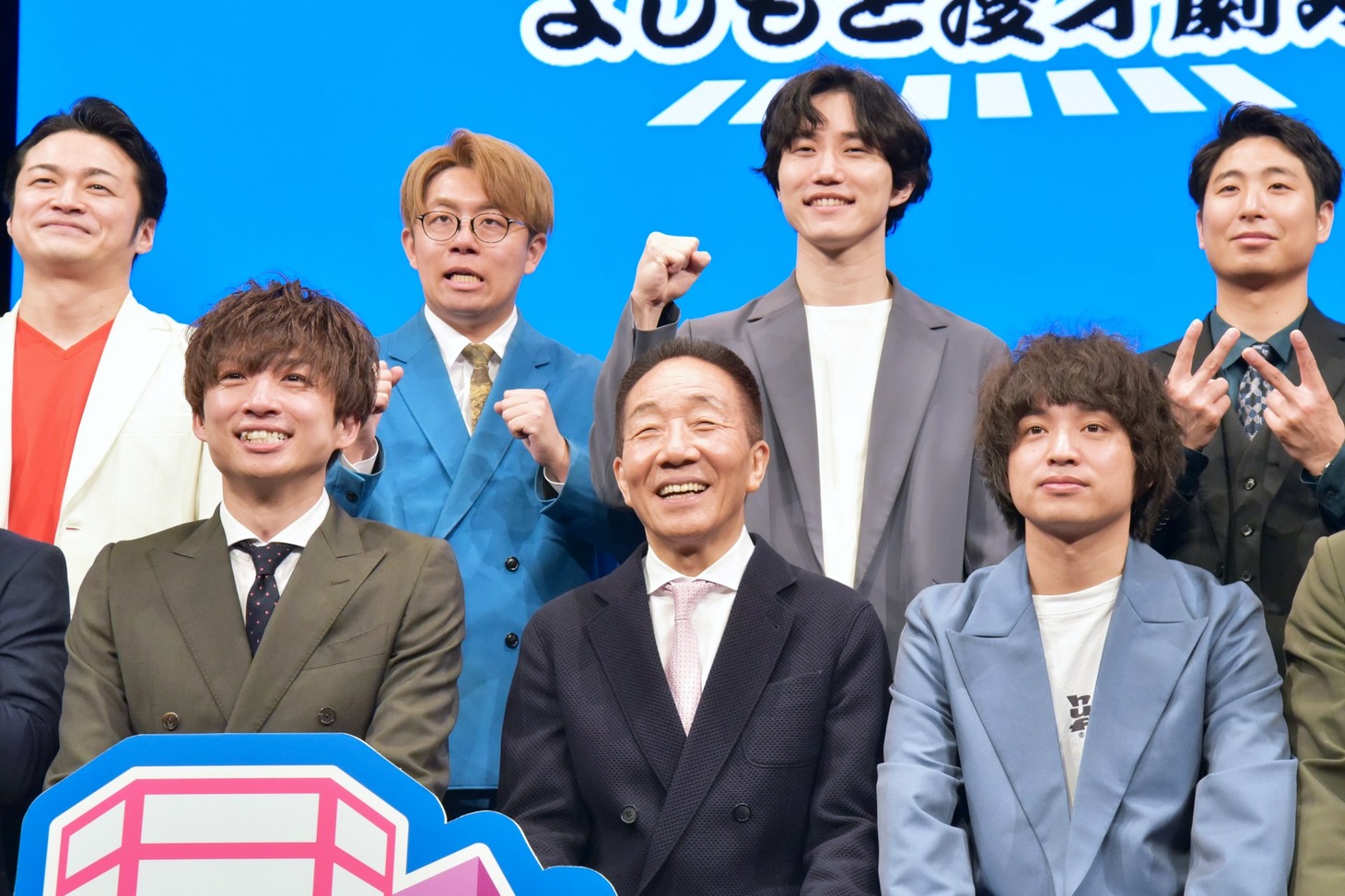 前列左から、アインシュタイン河井、中田カウス、エバース佐々木、後列左から、ケビンス・山口コンボイ、ナイチンゲールダンス、金魚番長・箕輪