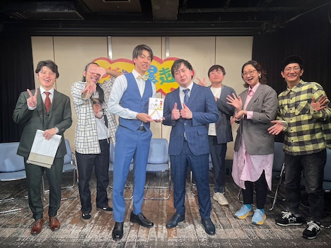 MCを務めたバローズ徳永と真空ジェシカ川北、タルタル関数、審査員を務めたラバーガール飛永、北陽・虻川、アンタッチャブル柴田（写真提供：プロダクション人力舎）