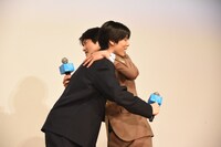 ハグするジャルジャル福徳と萩原利久