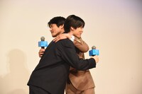 舞台挨拶イベントでハグを再現するハグするジャルジャル福徳と萩原利久