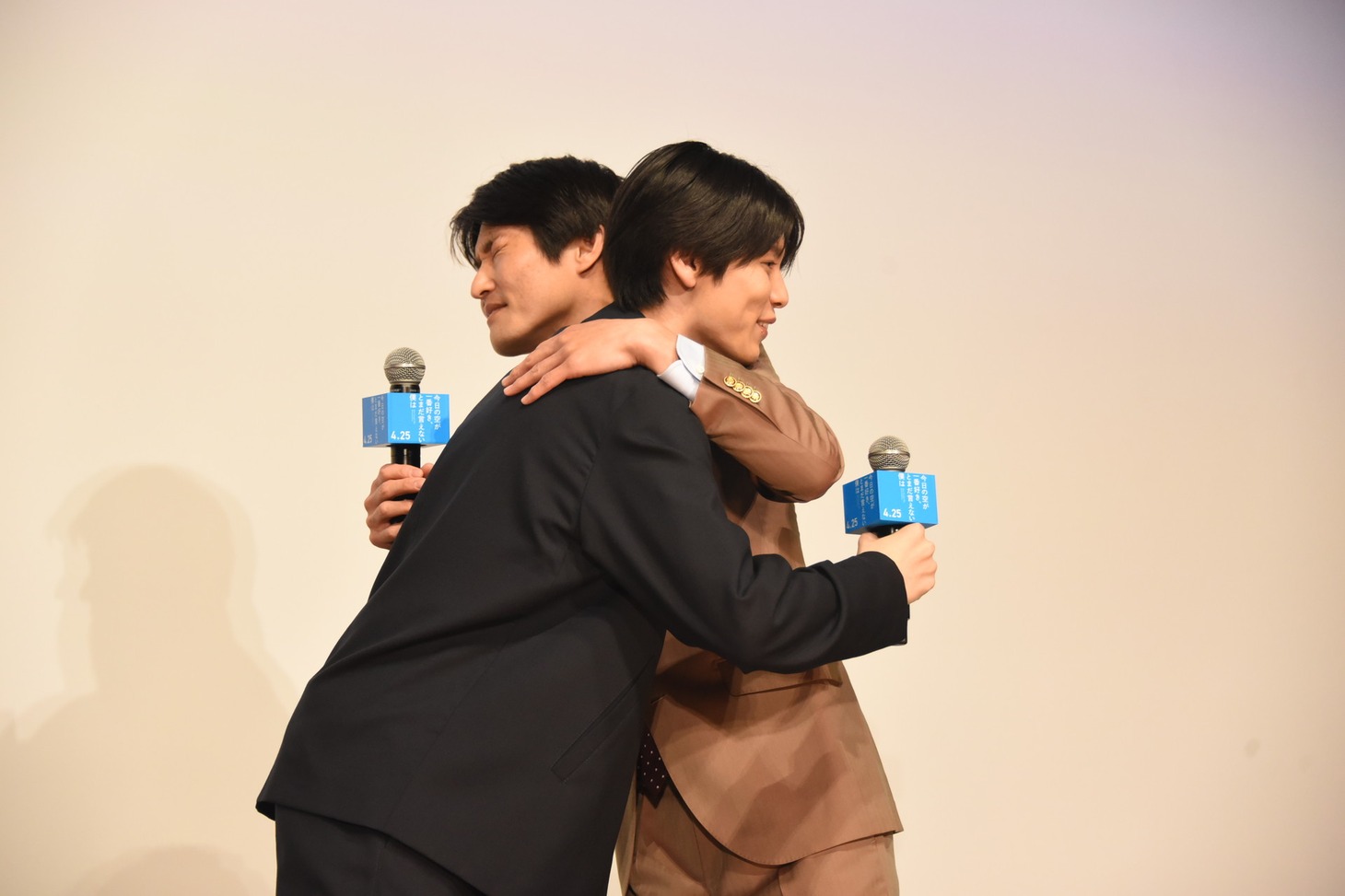 ハグするジャルジャル福徳と萩原利久