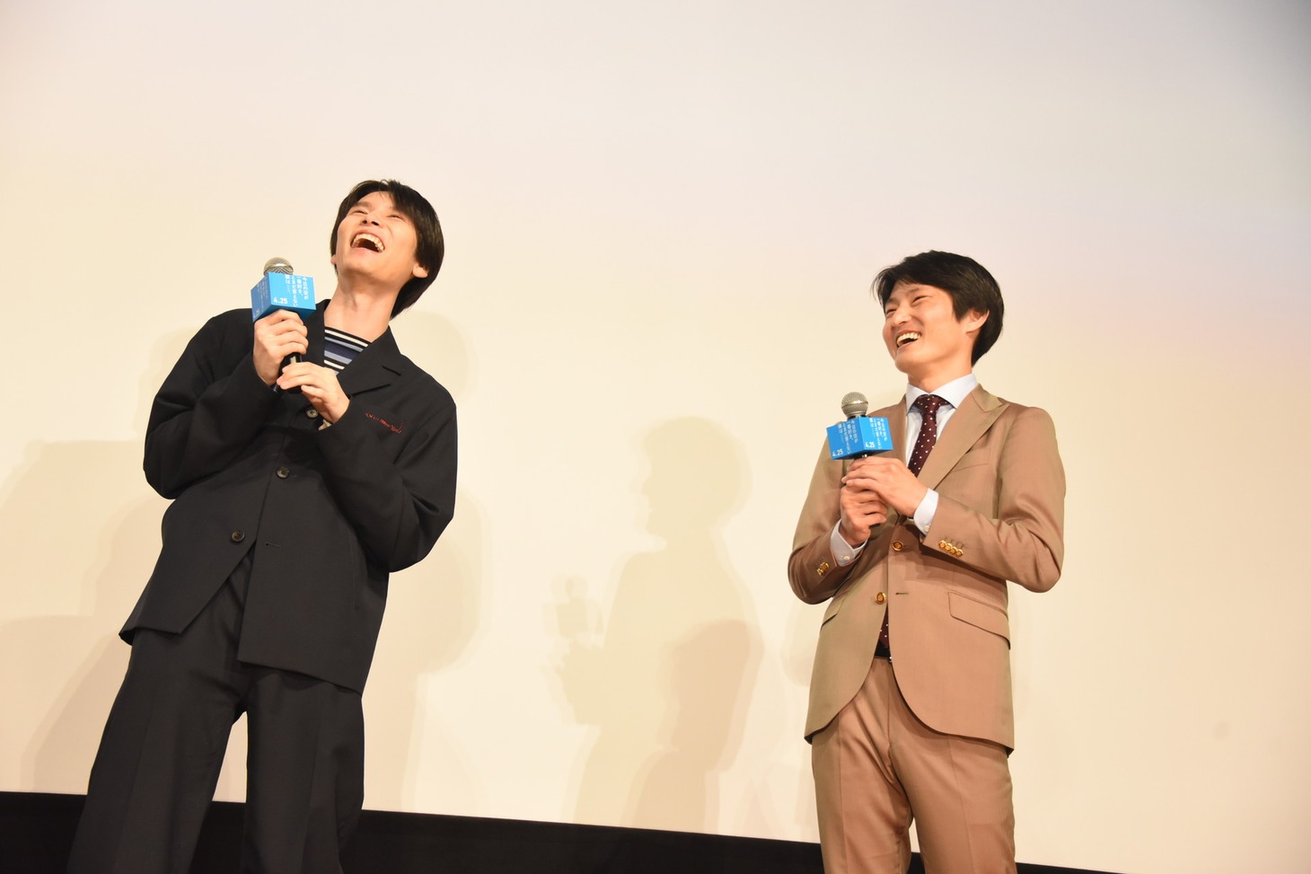 左から萩原利久、ジャルジャル福徳