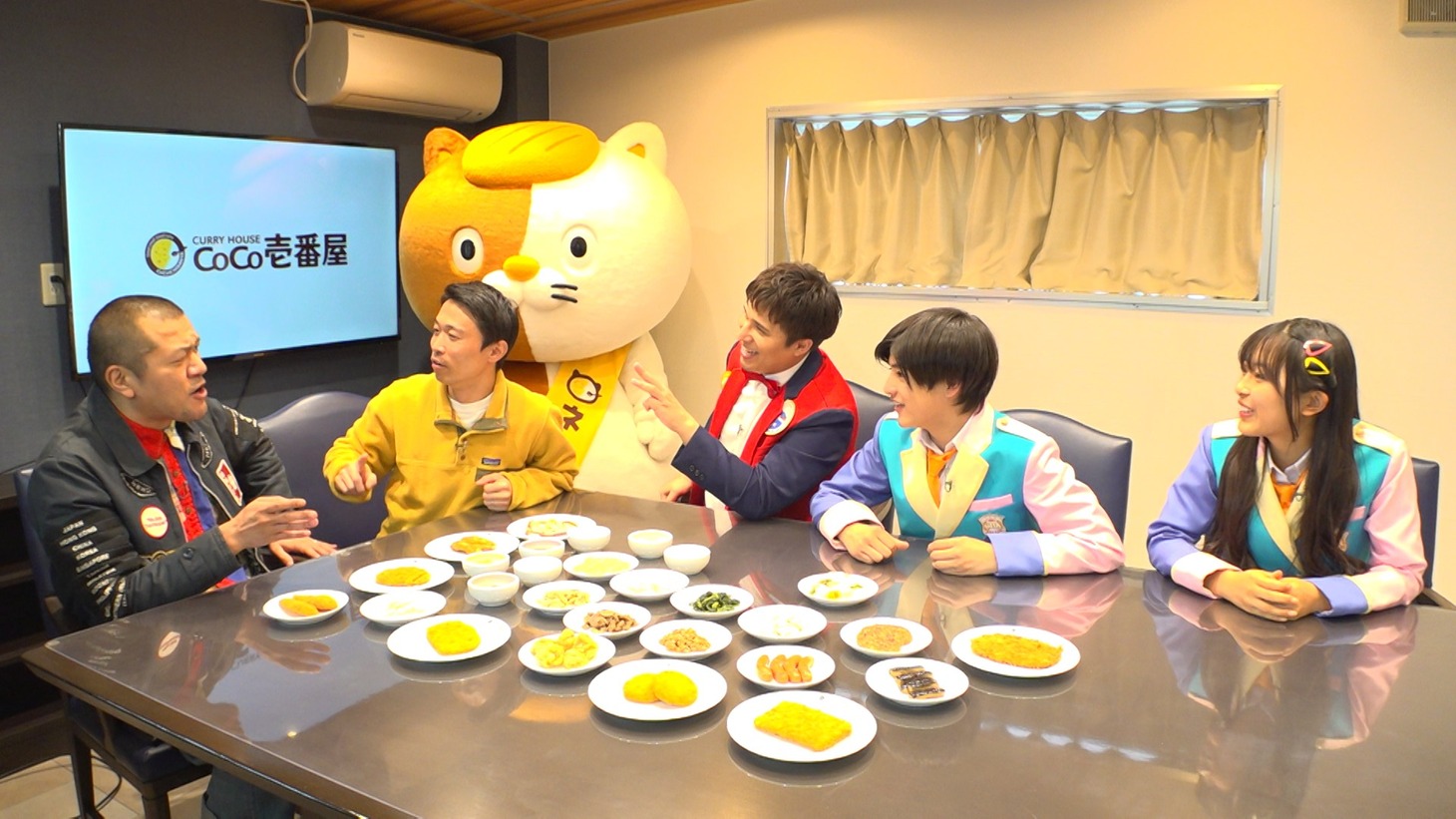 新トッピングの開発対決をする（左から）カミナリ、スバにぃ、おはキッズりゅうせい、おはキッズここな