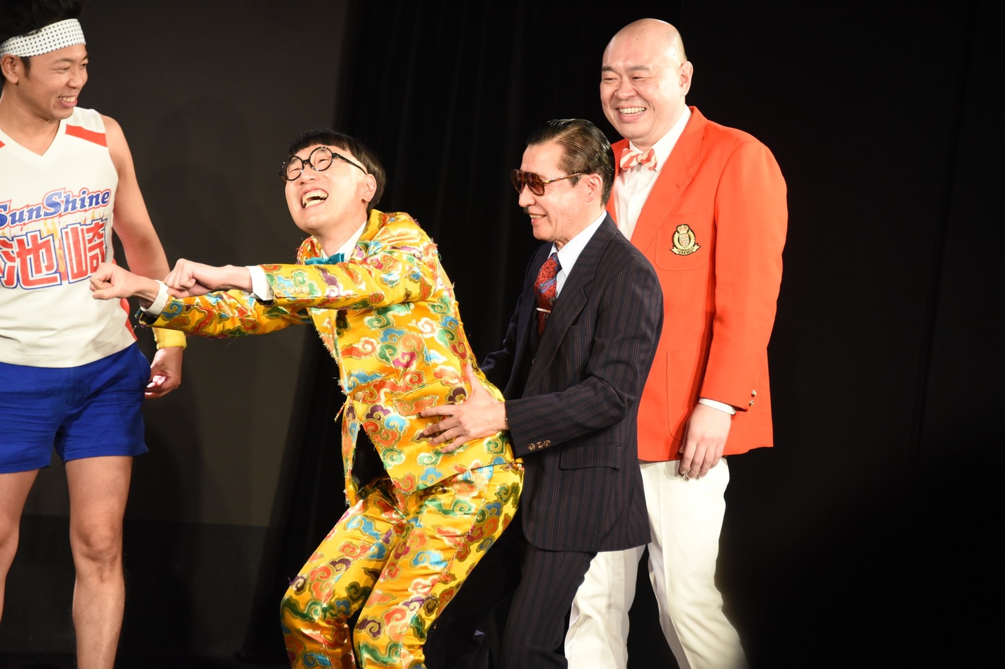 「始まりますよ～！」と宣言したいち・もく・さん・くぼたに対し、「おっぱじめちゃったりして」と腰を振るイワイガワ・岩井ジョニ男