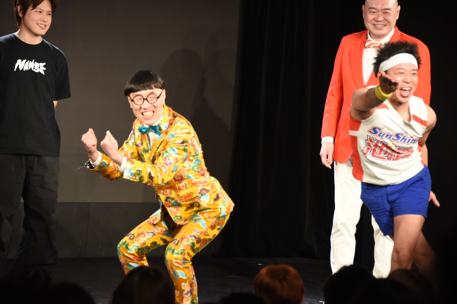 「うんこブリブリ～！」と気張るいち・もく・さん・くぼた（左）と、「それをキャッチしてポイ！」と乗っかるサンシャイン池崎（右）