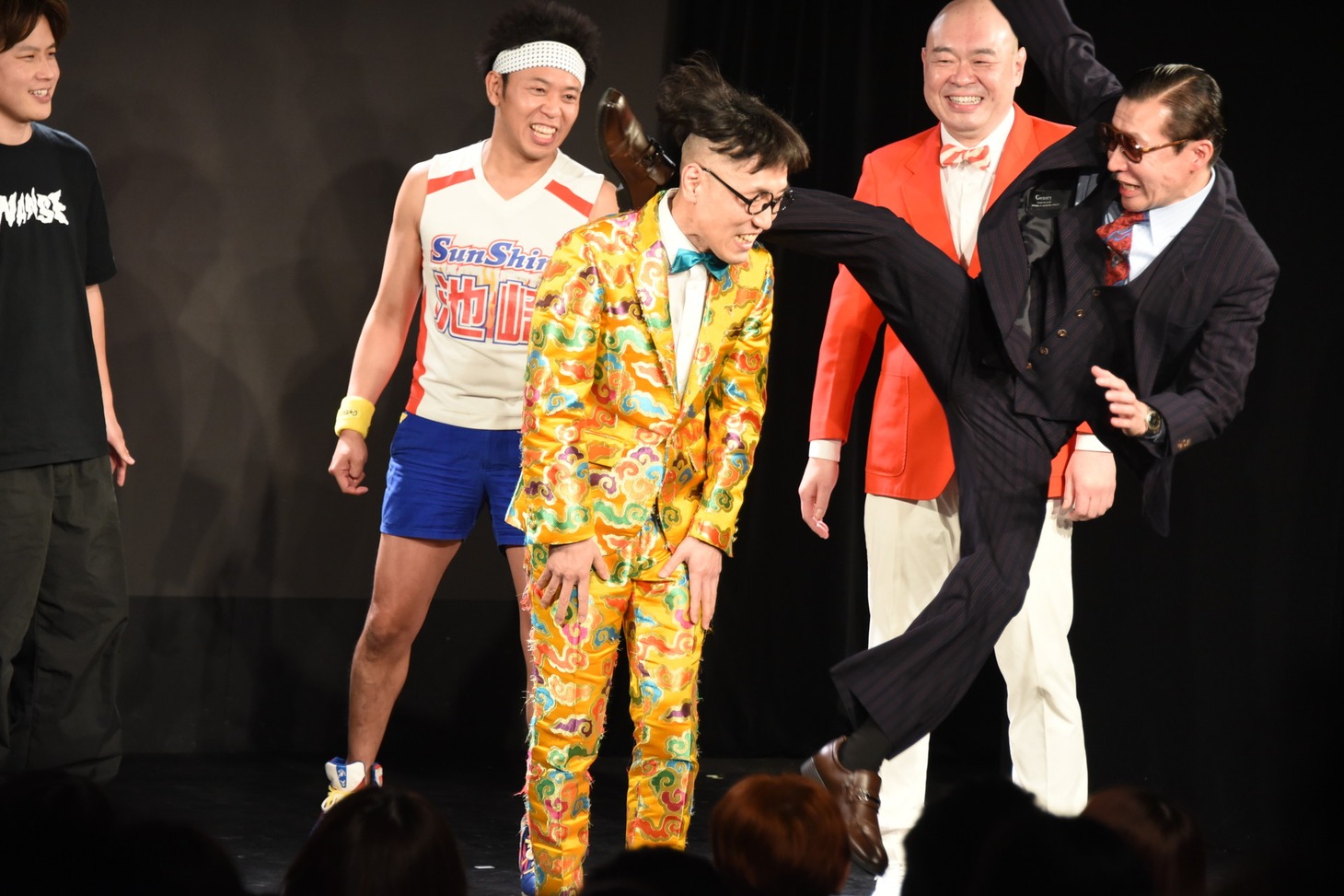 「鼻クソ萬金丹です」と自己紹介したいち・もく・さん・くぼたに対し、延髄斬りを食らわせるイワイガワ・岩井ジョニ男