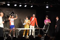 「ノーセンス ゴチになります！」より、イスや机を使って遊び始める一同