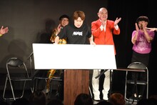 机で「T」を作るオジンオズボーン篠宮暁