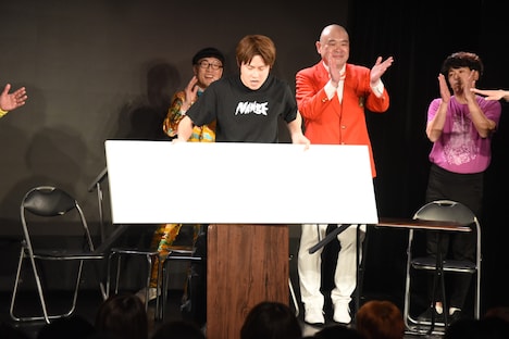 机で「T」を作るオジンオズボーン篠宮暁