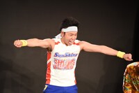 ギャグを披露し続けるサンシャイン池崎