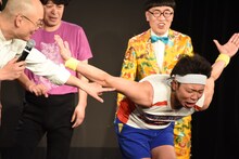 鳥肌が立っていることを指摘されるサンシャイン池崎。このフォームで鳥肌を立てていたことから「本物の鳥になった」と一同に驚かれた