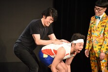 コラボギャグを披露するザ・ギース尾関とサンシャイン池崎