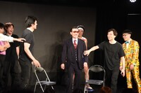 ザ・ギースがコントを始めようとした瞬間、「ここがコンビニか～」と割って入るイワイガワ・岩井ジョニ男