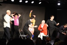 舞台が明転した瞬間、ザ・ギースのコントを邪魔する一同