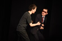 ザ・ギース高佐の靴を奪うイワイガワ・岩井ジョニ男。高佐は「靴泥棒！」と必死に叫んだ