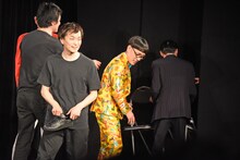 ザ・ギース高佐に靴を返したかと思えば、今度はコントに使うイスを舞台袖に持っていってしまうイワイガワ・岩井ジョニ男