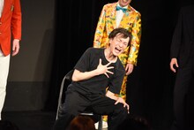 毒を盛られたまんじゅうを食べて苦しむ演技をするザ・ギース高佐