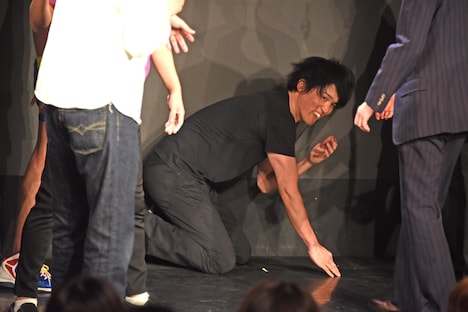 「吐きそう」と倒れ込むザ・ギース尾関