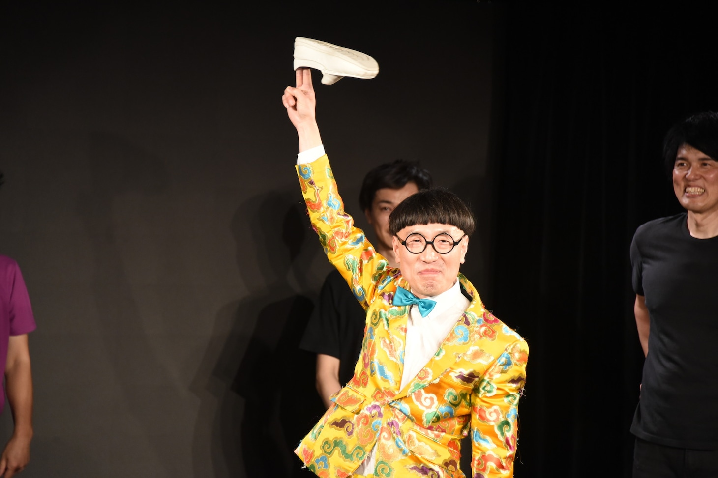 「靴コプター」を披露するいち・もく・さん・くぼた