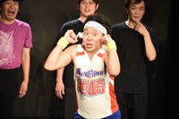 ギャグ中に「すんません」と謝罪し、「謝り方に九州出身者らしさが出ている」と永野に指摘されるサンシャイン池崎