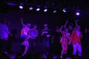 ライブが終わっても帰らずに踊る一同