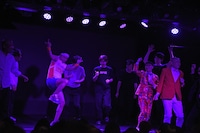 ライブが終わっても帰らずに踊る一同