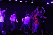 ライブが終わっても帰らずに踊る一同