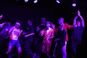 ライブが終わっても帰らずに踊る一同