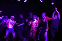 ライブが終わっても帰らずに踊る一同