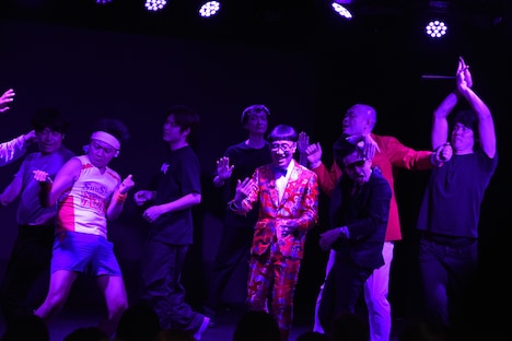 ライブが終わっても帰らずに踊る一同