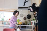 麻生久美子が登場する「やかんの家族だゾ！」メイキングシーン