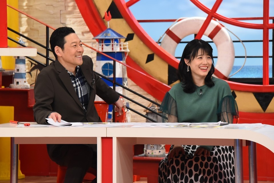 左から東野幸治、中島めぐみアナウンサー