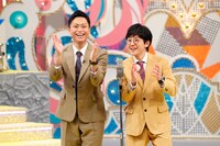 漫才を披露するヘンダーソン