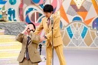 漫才を披露するヘンダーソン