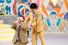 漫才を披露するヘンダーソン